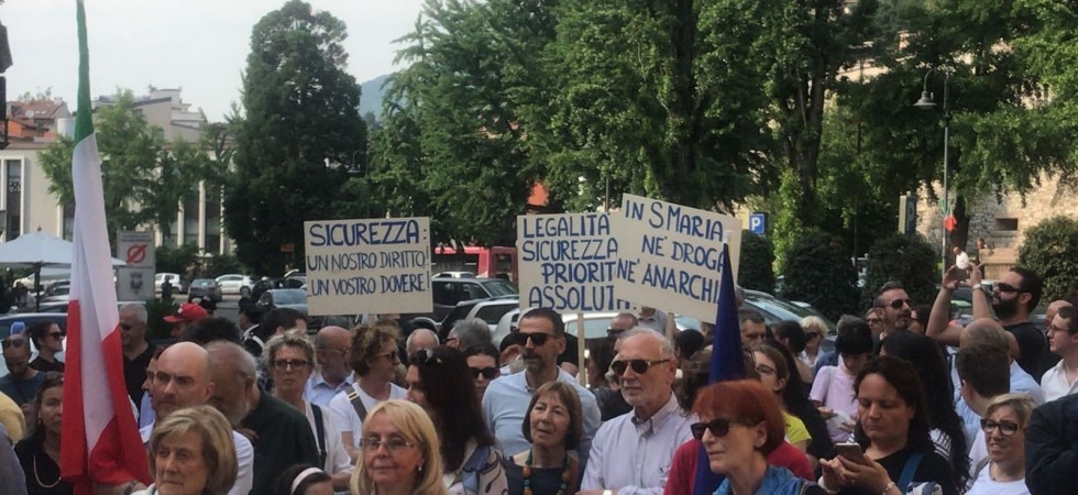 Vertice in commissariato tra polizia e residenti di piazza della Portela